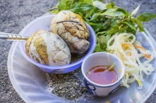 Không nên ăn trứng vịt lộn nếu bạn mắc những bệnh này