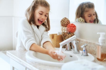 Vì sao rửa tay bằng xà phòng ngừa bệnh tốt hơn nhiều so với nước rửa tay khô?